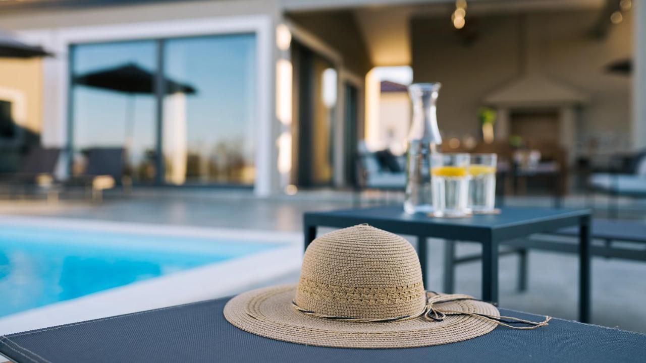 Villa & Jardin - Luxury Villa With Swimming Pool Vrh  Экстерьер фото